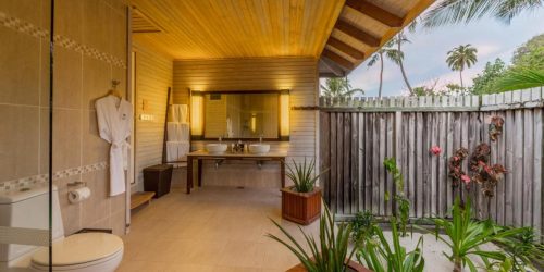 KUREDU travel coll outdoor bathroom