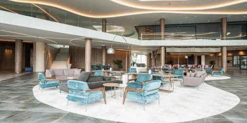 reina travel agency coll lounge